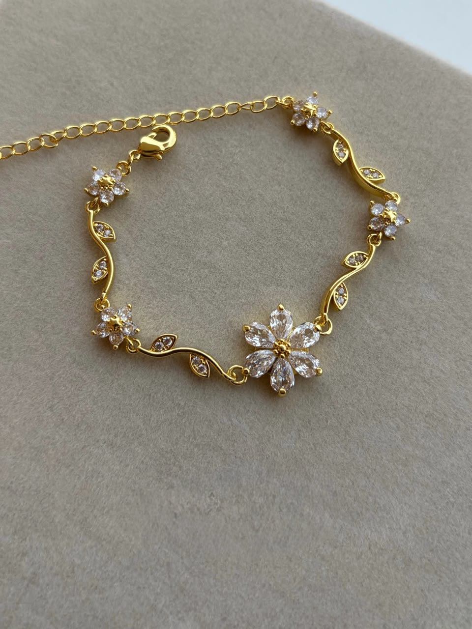 CRYSTAL FLOWER BRACELET